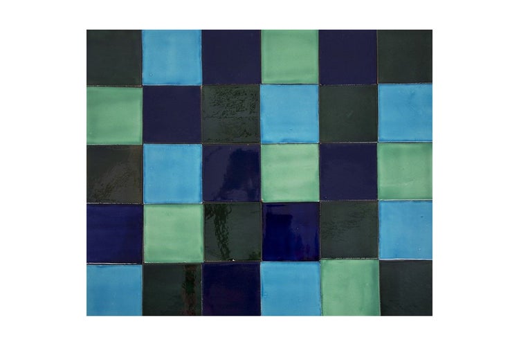 Quadratische Fliesen in verschiedenen Farbtönen