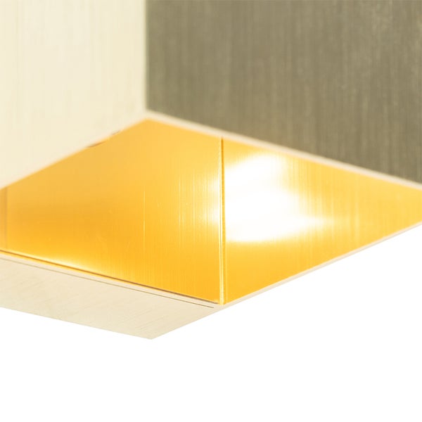 Nahaufnahme einer goldenen Lichtleiste an einer Wand