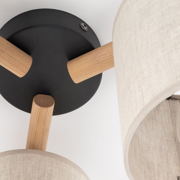 Deckenleuchte mit drei Leuchtenarmen aus Holz und Stoffschirmen