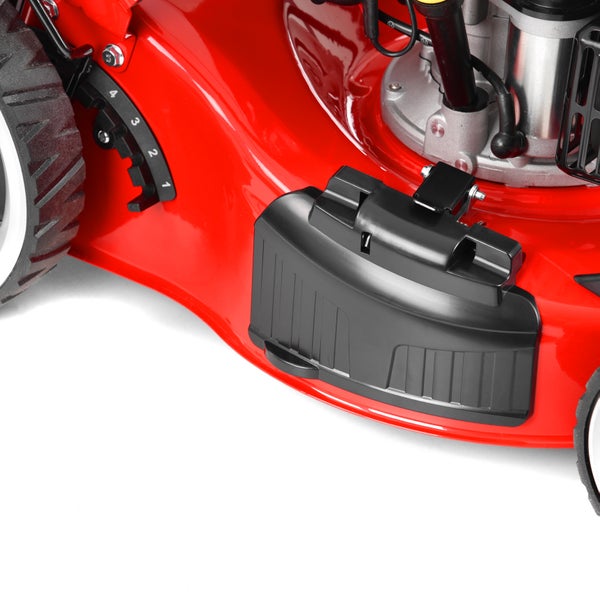 Detailansicht eines roten Rasenmähers mit schwarzem Seitenauswurf und Hebel zur Schnitthöhenverstellung.