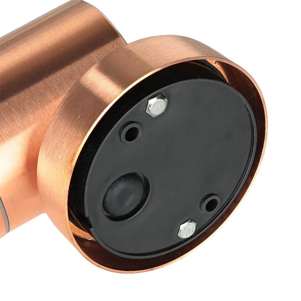 Detailaufnahme einer kupferfarbenen Wandleuchte mit schwarzer Rückseite