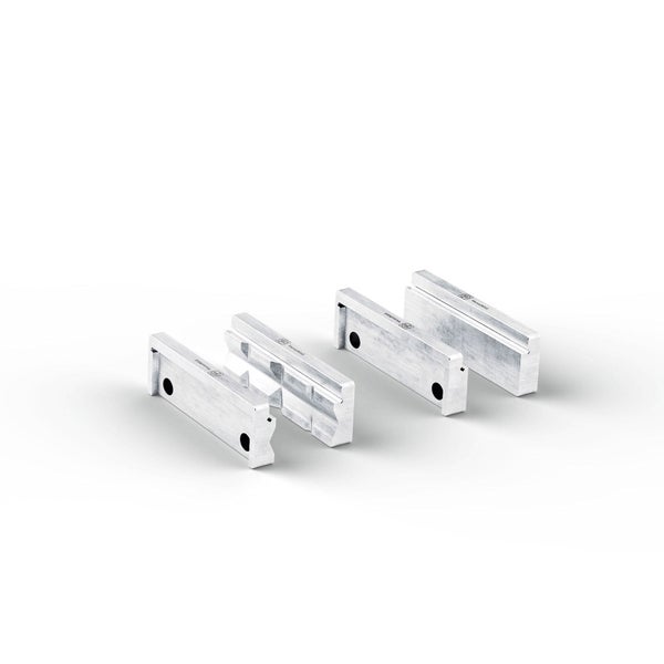 Vier magnetische Aluminium-Schutzbacken für Schraubstöcke mit Profilen für unterschiedliche Werkstücke von Fein VersaMAG.