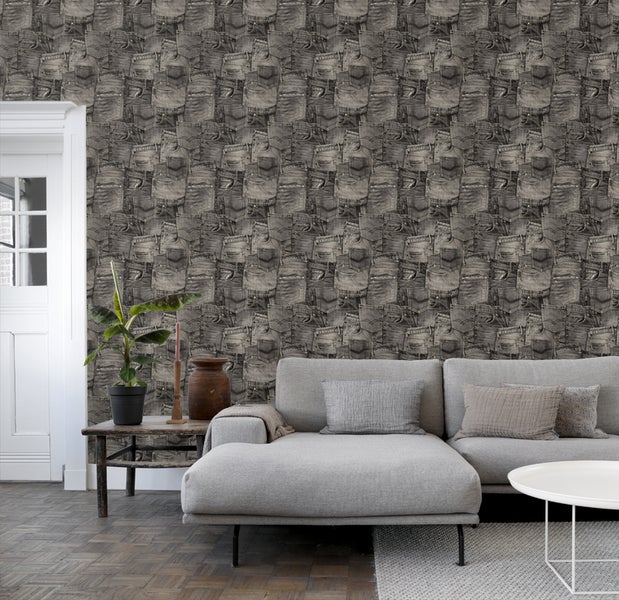 Wohnzimmer mit Jeanshosen-Tapete, Sofa und Beistelltisch