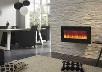 Wohnzimmer mit elektrischem Wandkamin, Esstisch und Stühlen