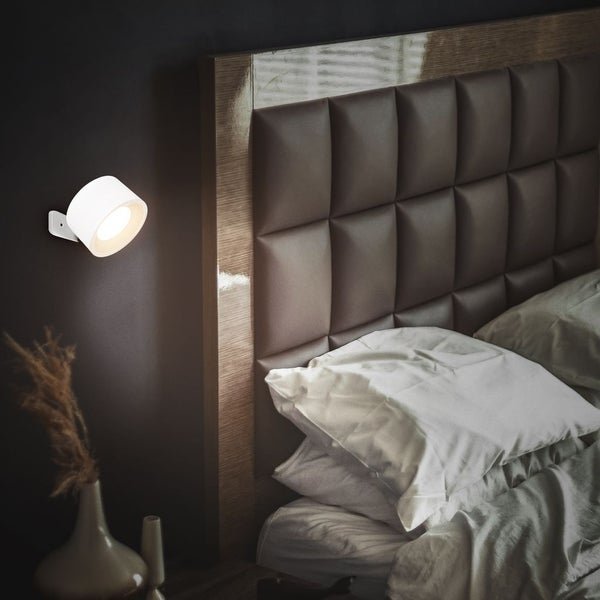 Wandleuchte in Weiß mit Maßen: Gesamtbreite 95 Millimeter, Durchmesser 80 Millimeter, Höhe 45 Millimeter.