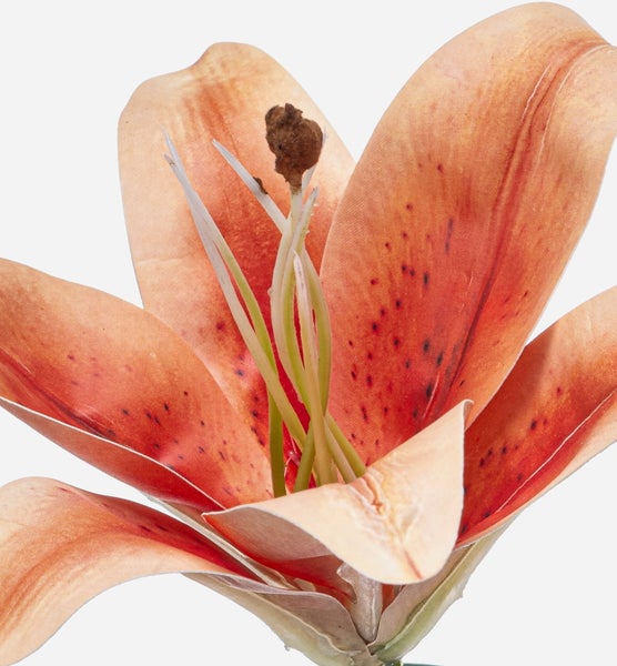 Detailaufnahme einer künstlichen Lilienblüte mit gemusterten Blütenblättern und naturgetreuem Stempel und Staubbeuteln.