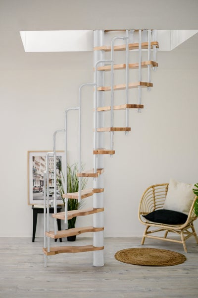 HandyStairs platzsparende Wendeltreppe „Sampax“ – 140x70 cm – 299 cm hoch – 12 Buchenstufen – Weiß