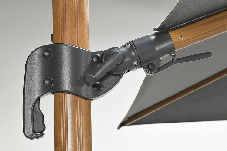 Detailansicht des Verstellmechanismus eines Sonnenschirms mit Mast in Holzoptik und anthrazitfarbenem Bezug.