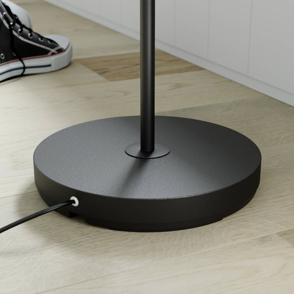 Detailaufnahme des Fußes einer Stehlampe mit Kabel