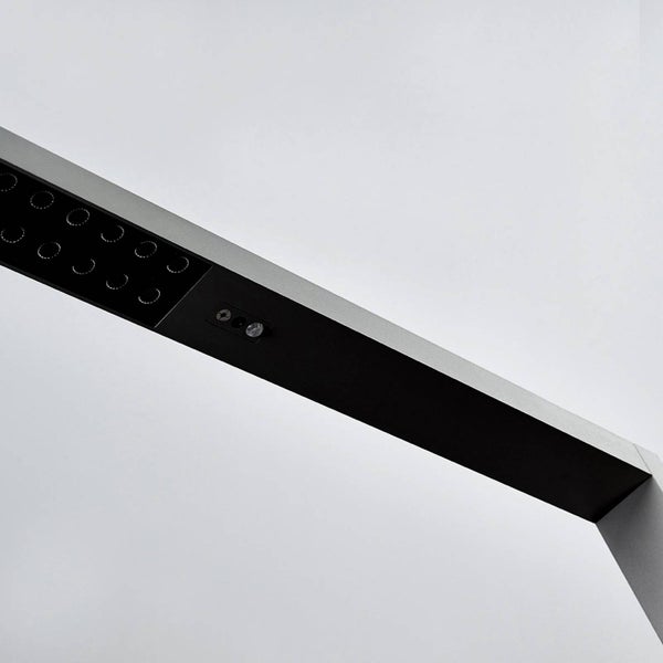 Duschpaneel aus Metall mit integrierten Massagedüsen und Regenduschkopf in moderner Optik.