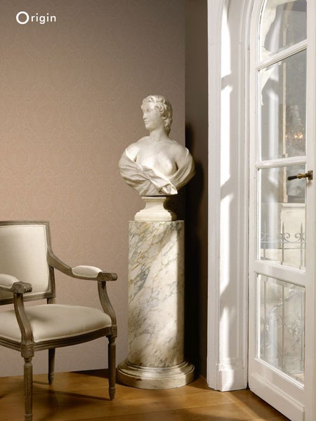 Szene mit einer Büste auf einem Marmorsockel neben einem Stuhl und einer Tür