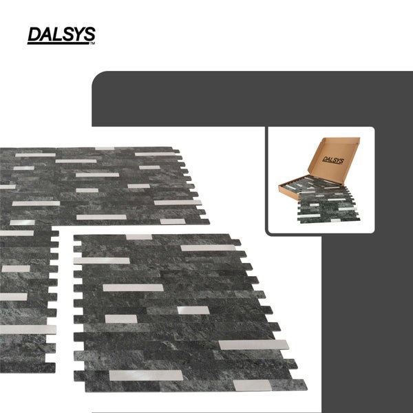 Dalsys selbstklebende Wandfliesen in Natursteinoptik mit Mosaikmuster und Metallakzenten, inklusive Verpackungskarton.
