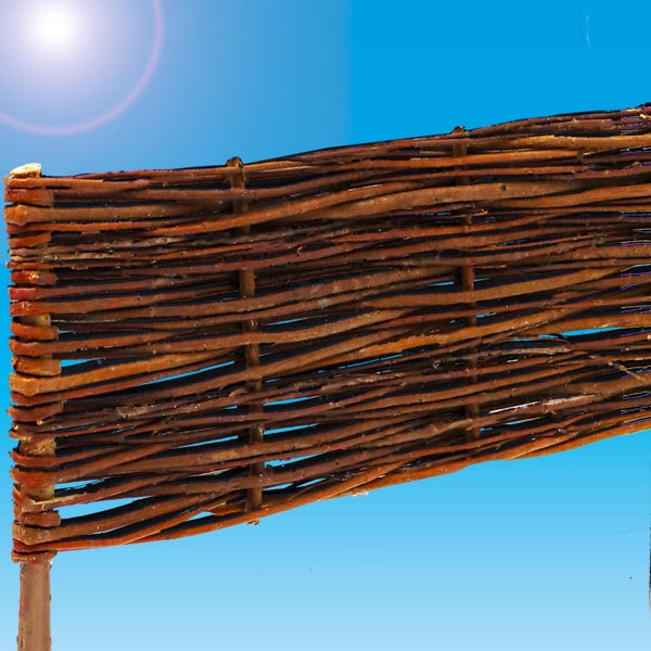 Zaunelement aus Weide vor blauem Himmel