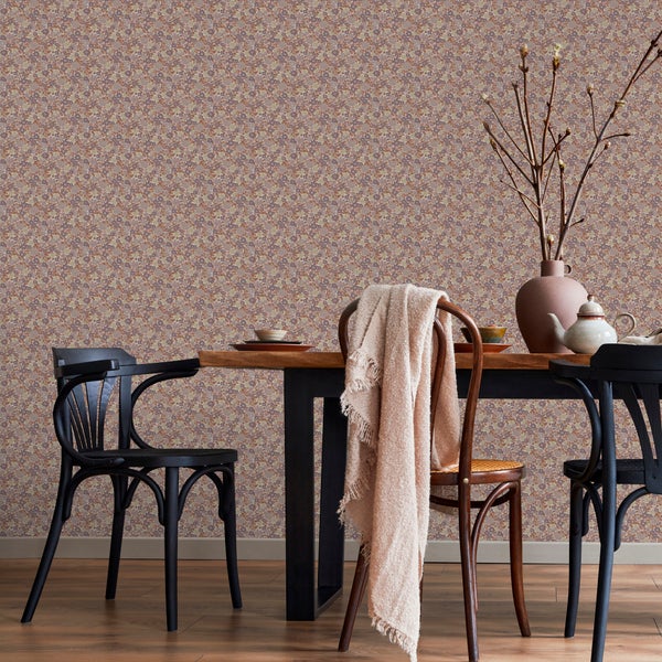 Tapete mit kleinem Blumenmuster in einem Esszimmer mit dunklen Holzstühlen, einem Esstisch und einer dekorativen Vase.