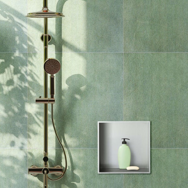 Duschbereich mit grünen Wandfliesen, Duschsystem aus Metall und integrierter Wandnische aus Edelstahl.