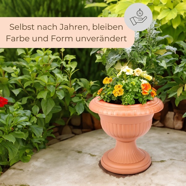 Dekorativer Pflanztopf in Terrakotta-Optik mit Blumen auf einer Terrasse, geeignet für Balkon, Terrasse und Innenbereiche.