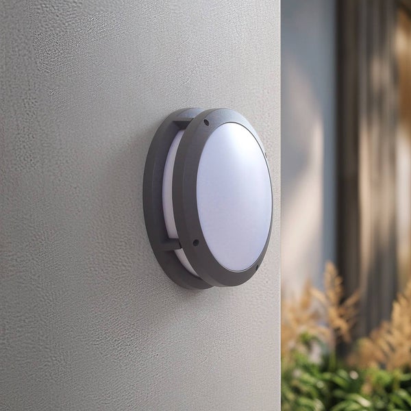 Graue runde Außenleuchte mit einem Durchmesser von 26 Zentimetern und einer Tiefe von 8,7 Zentimetern.