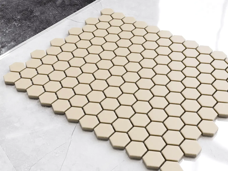 Beigefarbene Hexagon-Mosaikfliesen aus Keramik für Wand und Boden.