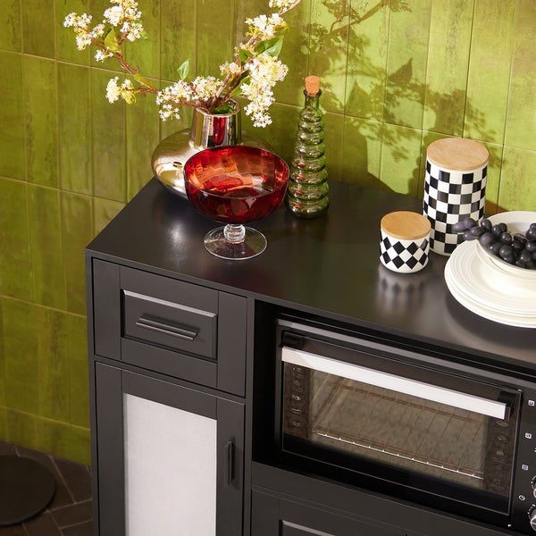 Schwarzer Küchenschrank mit Schublade, Tür, Ofen und Dekoartikeln