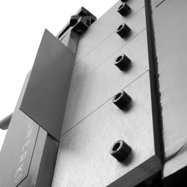 Detailansicht einer Metallbiegemaschine.