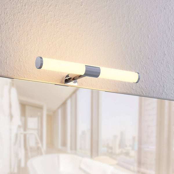 LED-Spiegelleuchte für das Badezimmer in zylindrischer Form mit Chrom-Halterung.