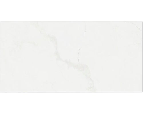 Weiße Feinsteinzeugfliese mit Marmorierung