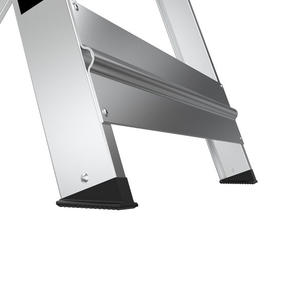 Detailansicht der rutschfesten Füße und der untersten Stufe einer Aluminiumleiter.