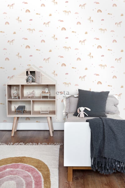 Kinderzimmer mit Einhornmuster-Tapete, Puppenhaus und Regenbogen Teppich