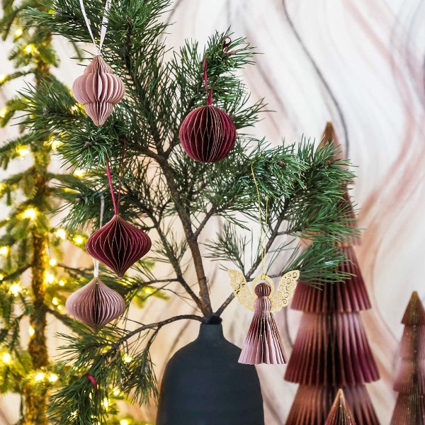 Dekorativer Weihnachtszweig mit Christbaumschmuck in Kugel- und Engelform