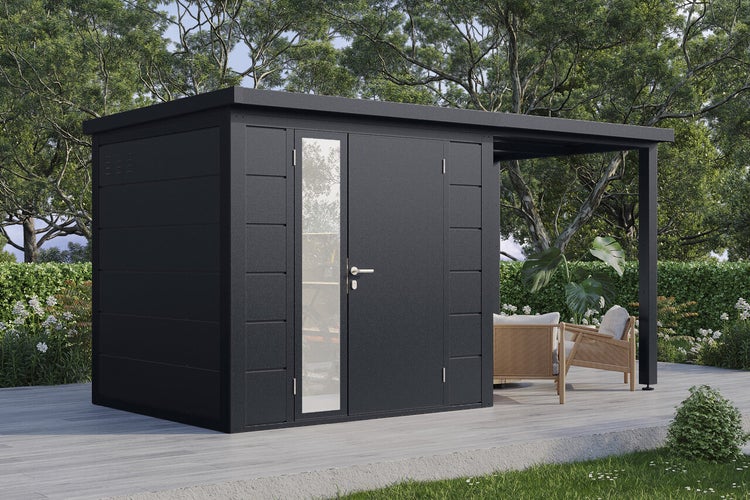 Modernes Metall Gartenhaus mit Flachdach und seitlichem Anbau mit Loungemöbeln auf einer Holzterrasse im Garten.