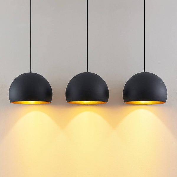 Drei schwarze Pendelleuchten mit goldener Innenseite