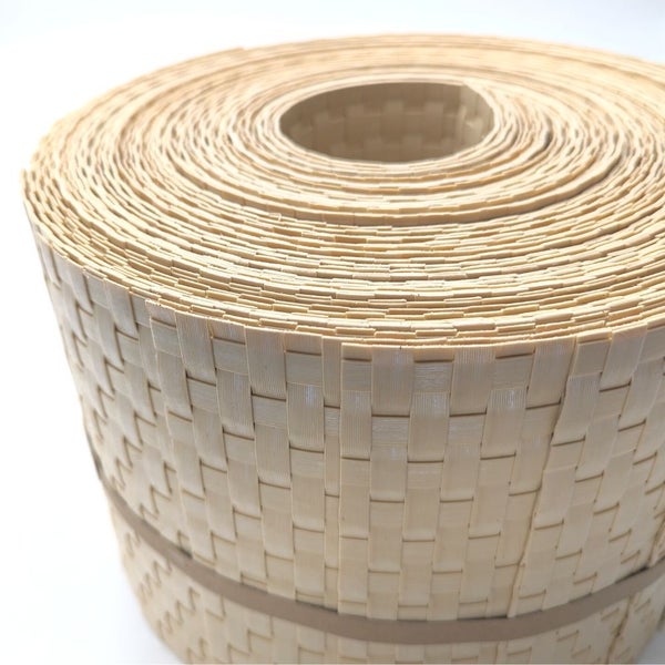 Eine Rolle Flechtband aus Bast