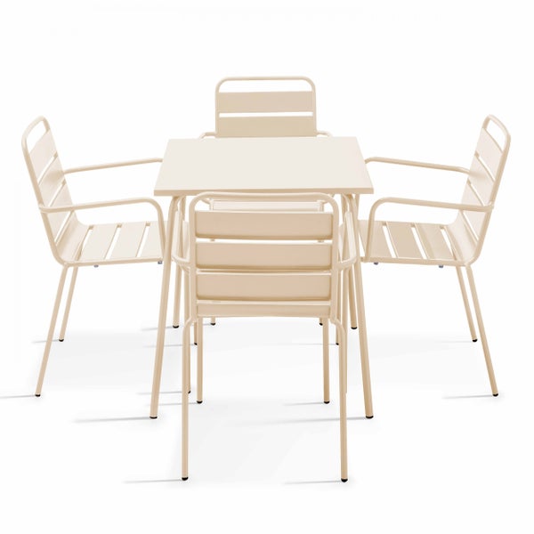 Beige Gartenmöbel-Set bestehend aus einem quadratischen Metalltisch und vier Metallstühlen mit Armlehnen und Lattendesign.