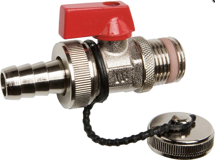 Kugelhahn zum Füllen und Entleeren aus Metall mit rotem Flügelgriff, Schlauchanschluss und Verschlusskappe an einer Kette.