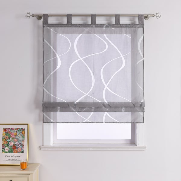 Grauer, gemusterter Faltstore am Fenster