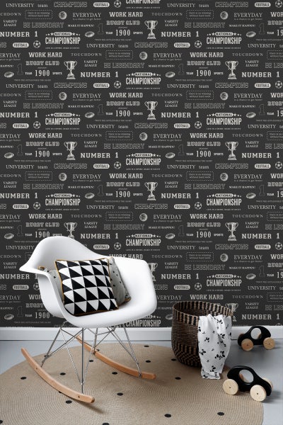 Dekoratives Kinderzimmer mit Schaukelstuhl, Teppich und Spielzeug vor einer Sport Tapete