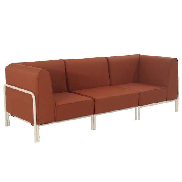 Dreisitzer-Sofa mit weißem Metallgestell und terrakottafarbenen Polstern.