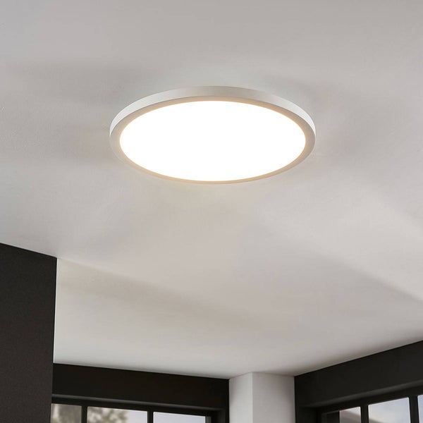 Runde LED-Deckenleuchte in flachem Design, an der Decke montiert und eingeschaltet.