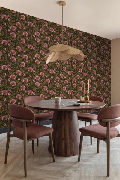 Modernes Esszimmer mit floral gemusterter Tapete, rundem Holztisch, gepolsterten Stühlen und einer Holzpendelleuchte.