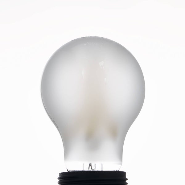 Matte LED-Lampe in klassischer Birnenform aus Glas.