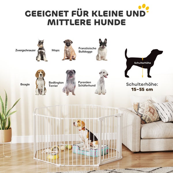 Weißes Welpenschutzgitter für kleine und mittlere Hunde mit einer Schulterhöhe von 15 bis 55 Zentimetern in einem Wohnzimmer.