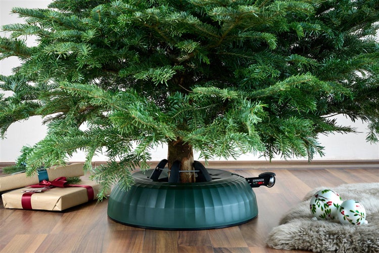 Weihnachtsbaum im Baumständer mit Geschenken