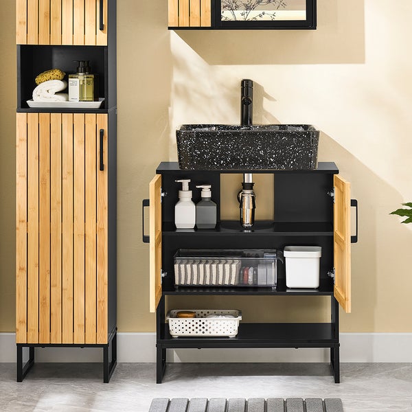 Badezimmer mit Waschtischunterschrank, Waschbecken und Hochschrank