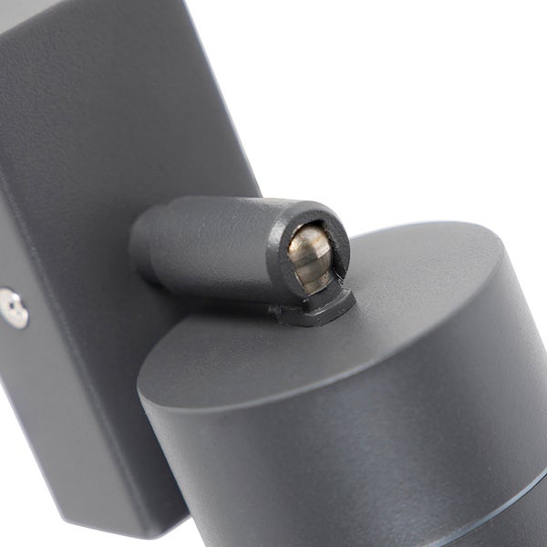 Detailansicht eines Gelenks an einer verstellbaren Wandleuchte oder einem Strahler aus Metall.