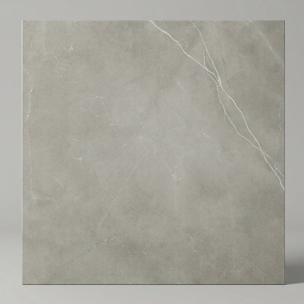 Quadratische Feinsteinzeugfliese in Steinoptik mit feiner Marmorierung für Wand und Boden.