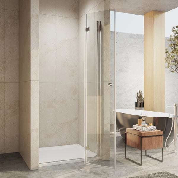 Modernes helles Badezimmer mit Glas-Duschtür in einer gefliesten Nische, weißer Duschwanne, freistehender Badewanne und Holzbeistelltisch.