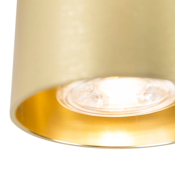 Nahaufnahme einer goldenen Deckenleuchte mit eingeschaltetem LED-Licht.