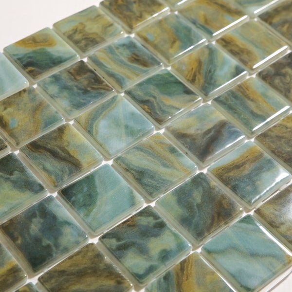 Mosaikfliese mit quadratischen Glassteinen