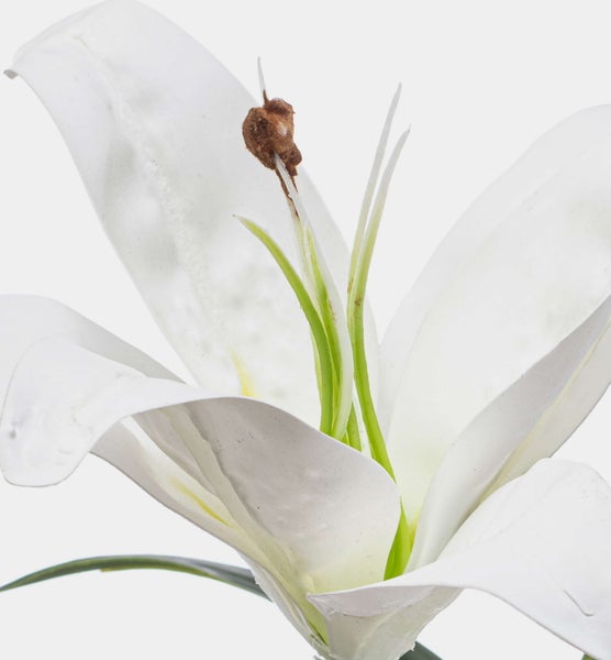 Künstliche Yucca-Palme mit drei Stämmen in einem schwarzen Topf.