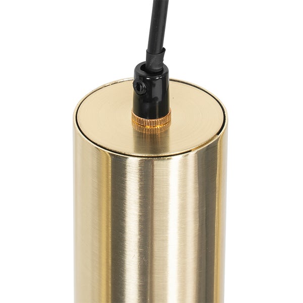 Detailaufnahme einer goldenen Hängelampe mit schwarzem Kabel